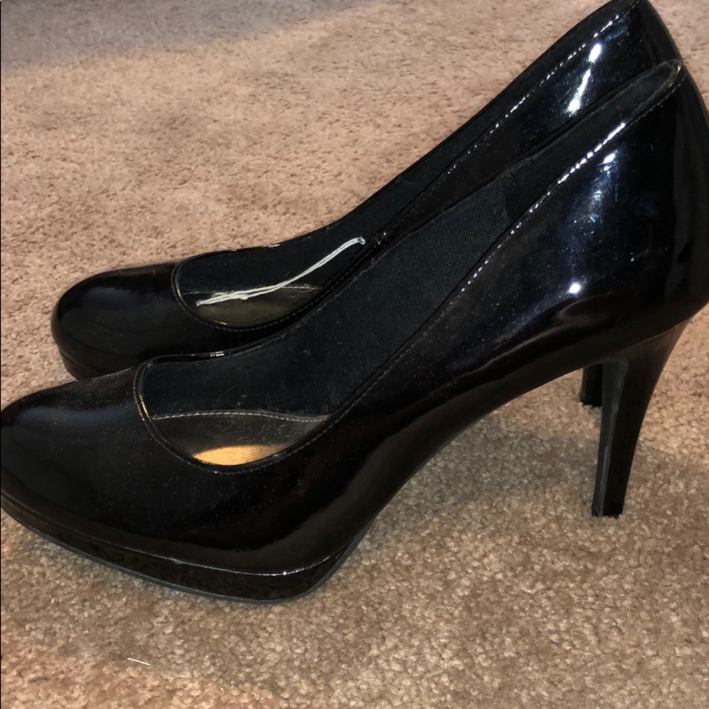 Black pumps